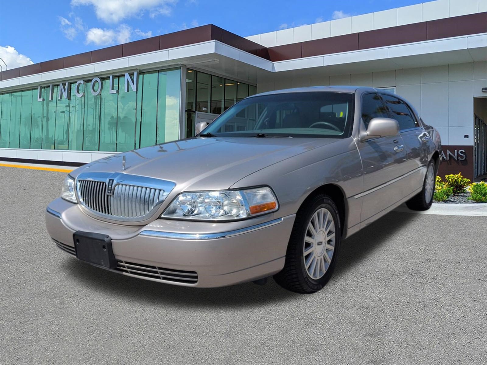 Used 2003 Lincoln Town Car Executive RWD image 9
