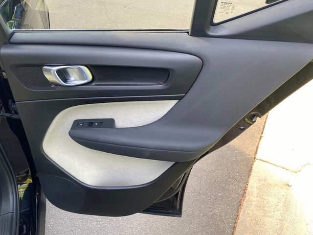 Used 2023 Volvo XC40 B5 Plus image 34