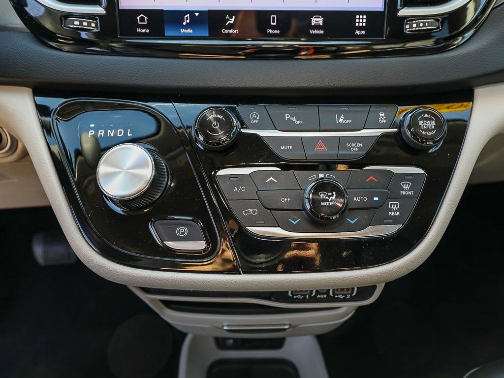Used 2024 Chrysler Pacifica Touring-L FWD image 18