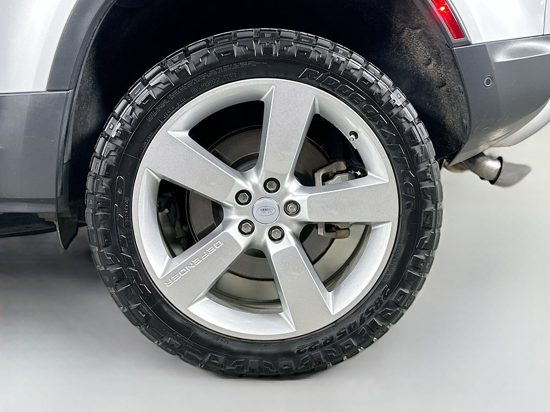 Used 2024 Land Rover Defender 110 SE image 33