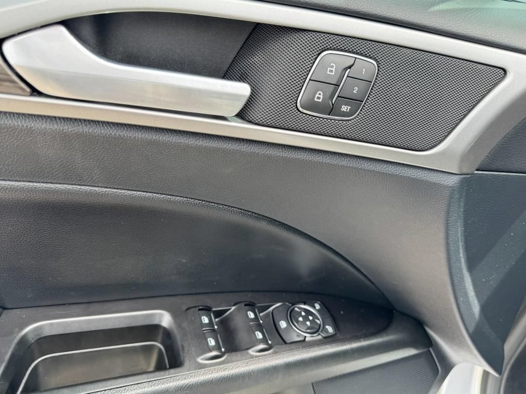 Used 2020 Ford Fusion SEL FWD image 15