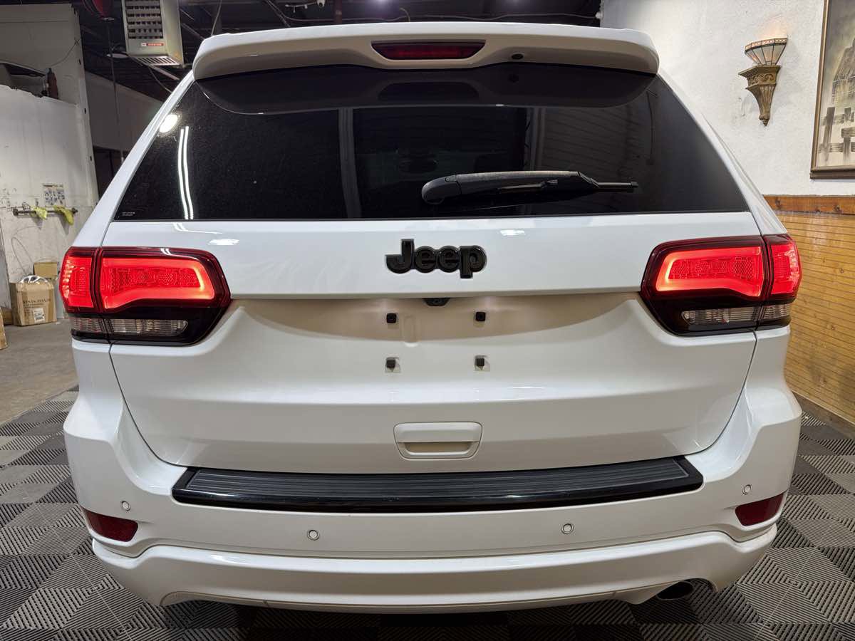 Used 2017 Jeep Grand Cherokee Altitude RWD image 4