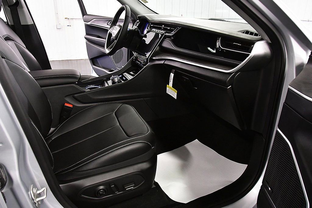 Used 2023 Jeep Grand Cherokee 4WD 4xe w/ Luxury Tech Group II image 26