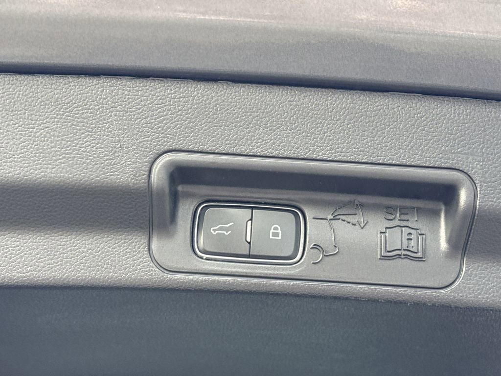 Used 2022 Ford Explorer XLT image 17