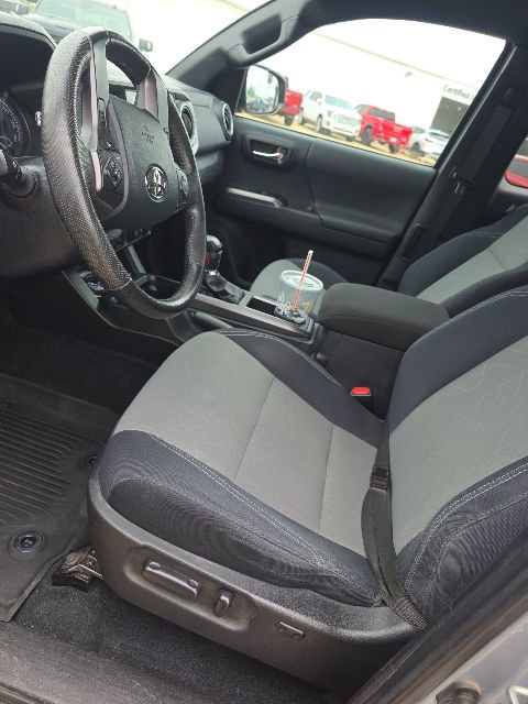 Used 2020 Toyota Tacoma TRD Sport w/ TRD Premium Sport Package AWD/4WD image 4