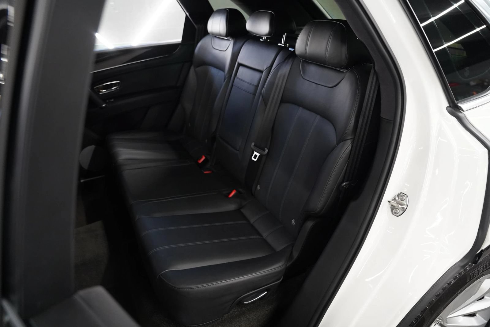 Used 2018 Bentley Bentayga Onyx Edition AWD/4WD image 17