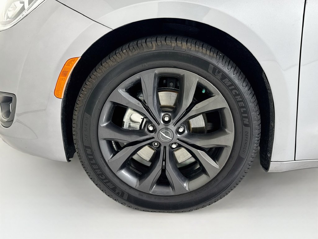Used 2020 Chrysler Pacifica Touring w/ S Appearance Package FWD image 31