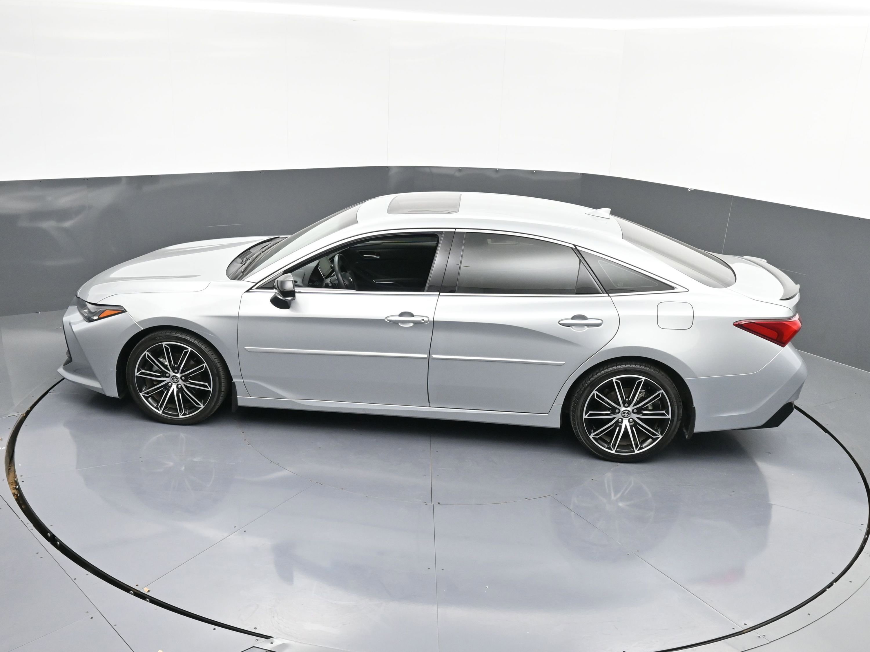 Used 2022 Toyota Avalon Touring image 39