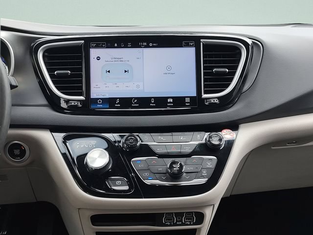 Certified 2024 Chrysler Pacifica Touring-L FWD image 13