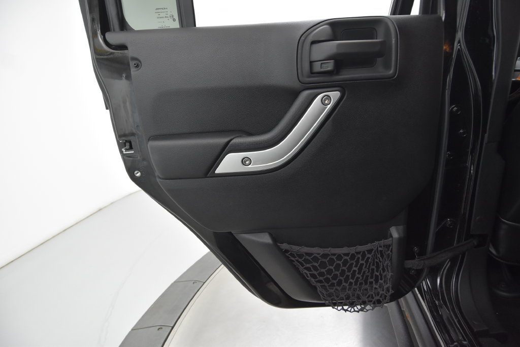 Used 2015 Jeep Wrangler Unlimited Rubicon AWD/4WD image 32