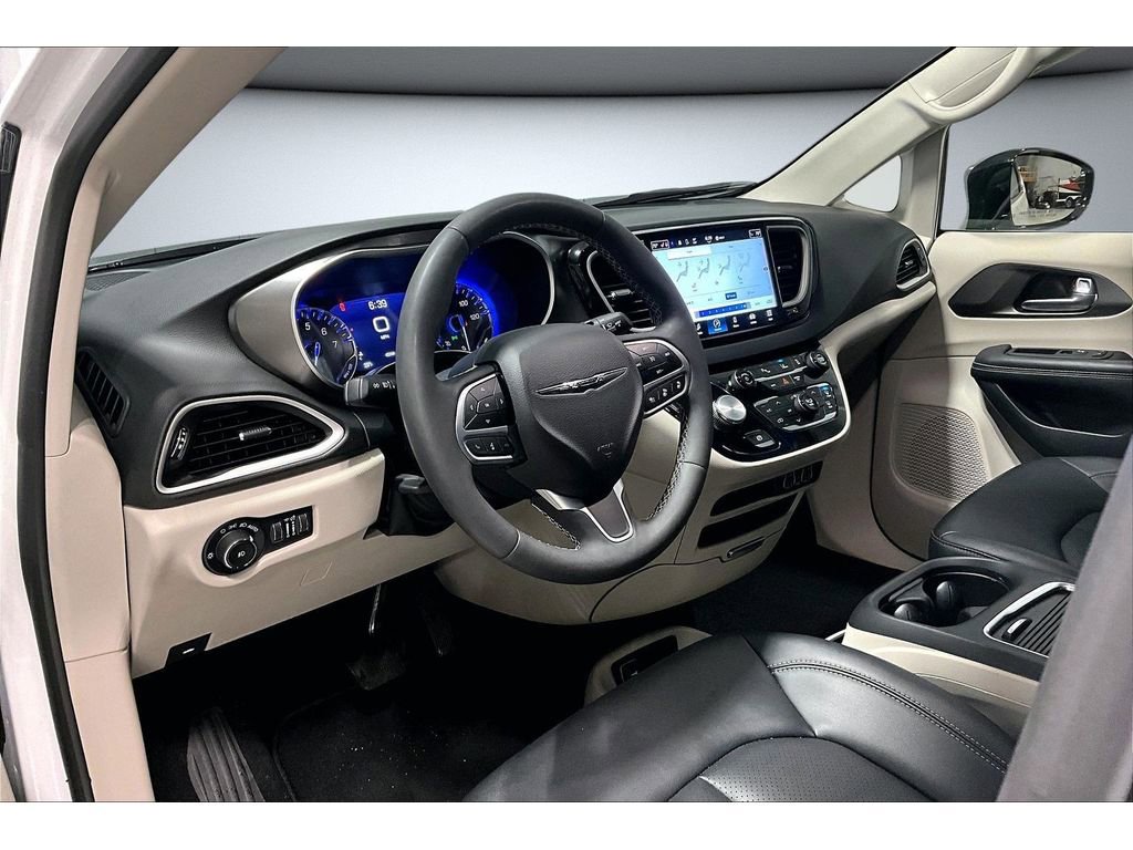 Used 2024 Chrysler Pacifica Touring-L image 15