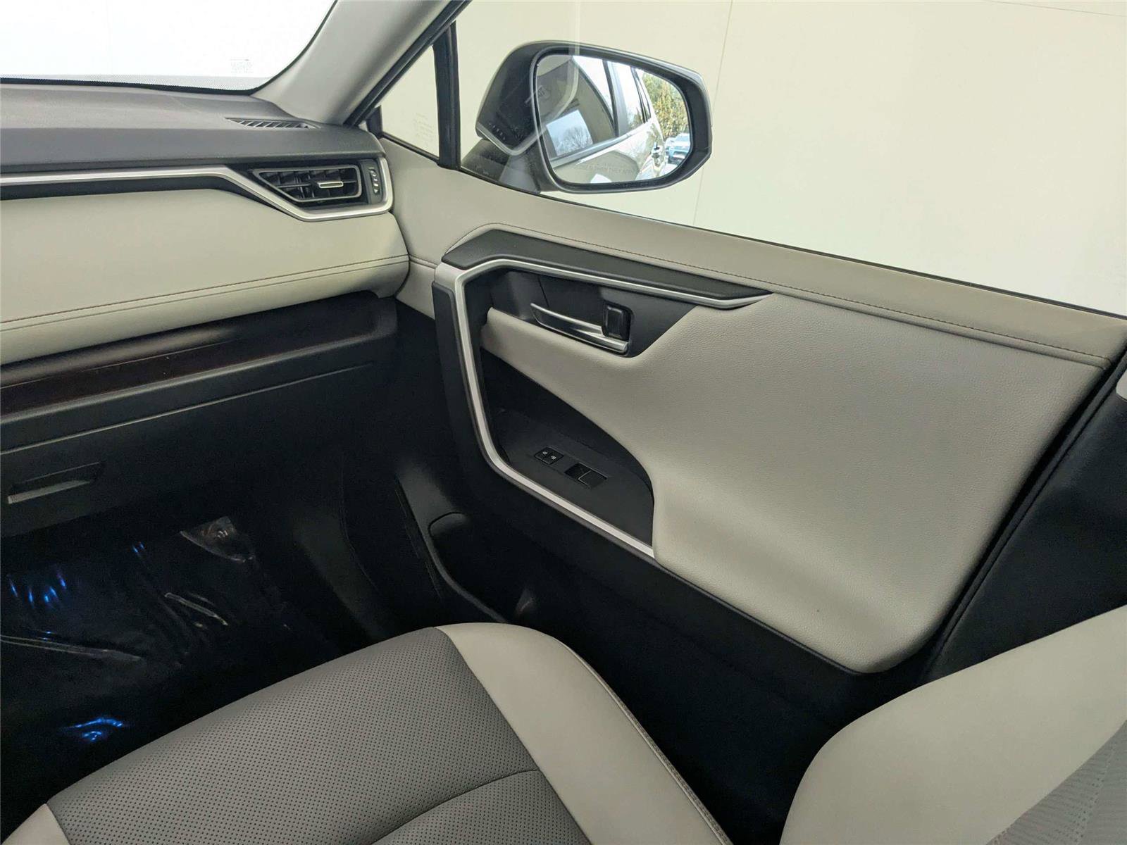 Used 2019 Toyota RAV4 Limited w/ Cold Weather Package image 18