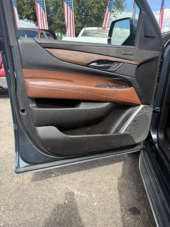 Used 2019 Cadillac Escalade Luxury AWD/4WD image 7