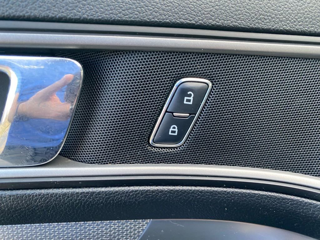 Used 2018 Ford Explorer XLT w/ Equipment Group 202A image 14