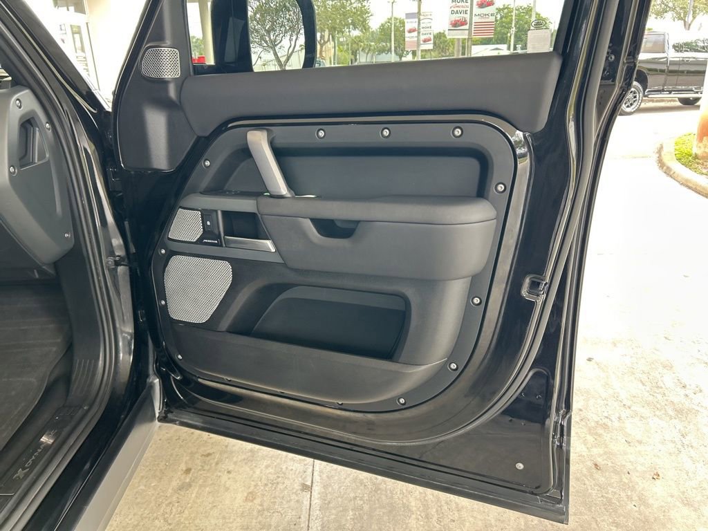 Used 2024 Land Rover Defender 130 X-Dynamic SE image 25