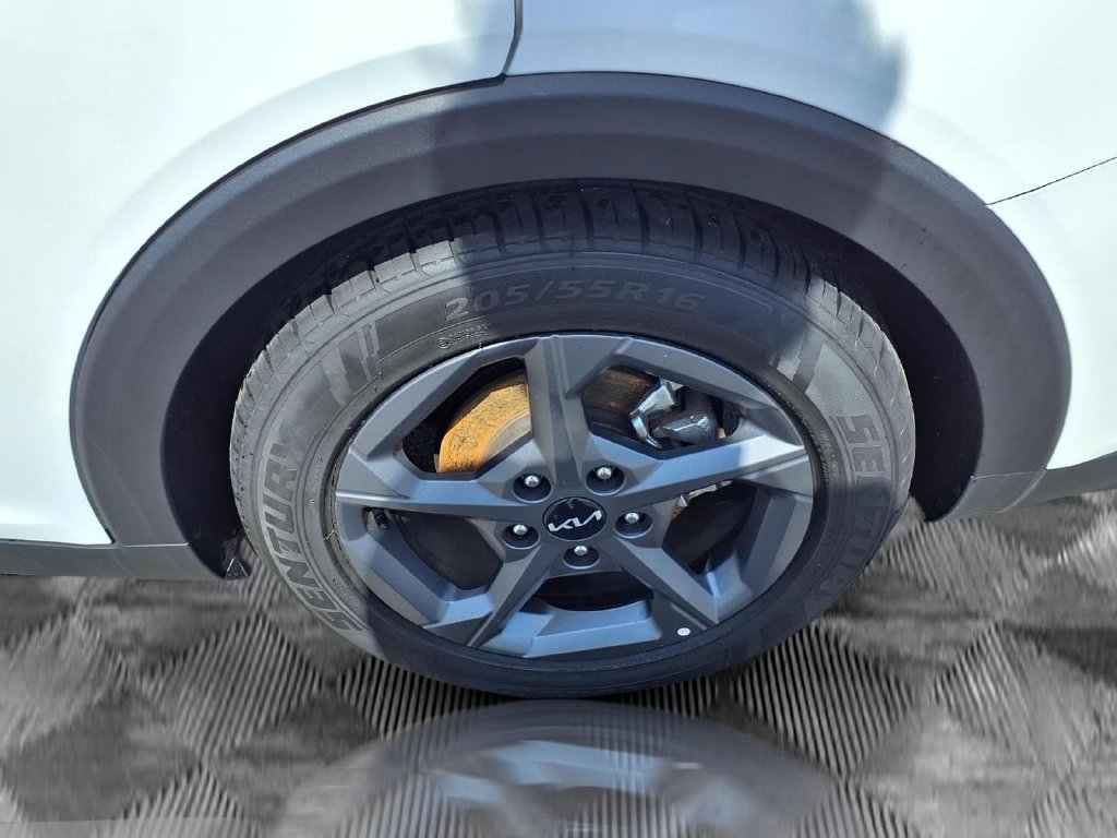 Used 2025 Kia K4 FWD image 25