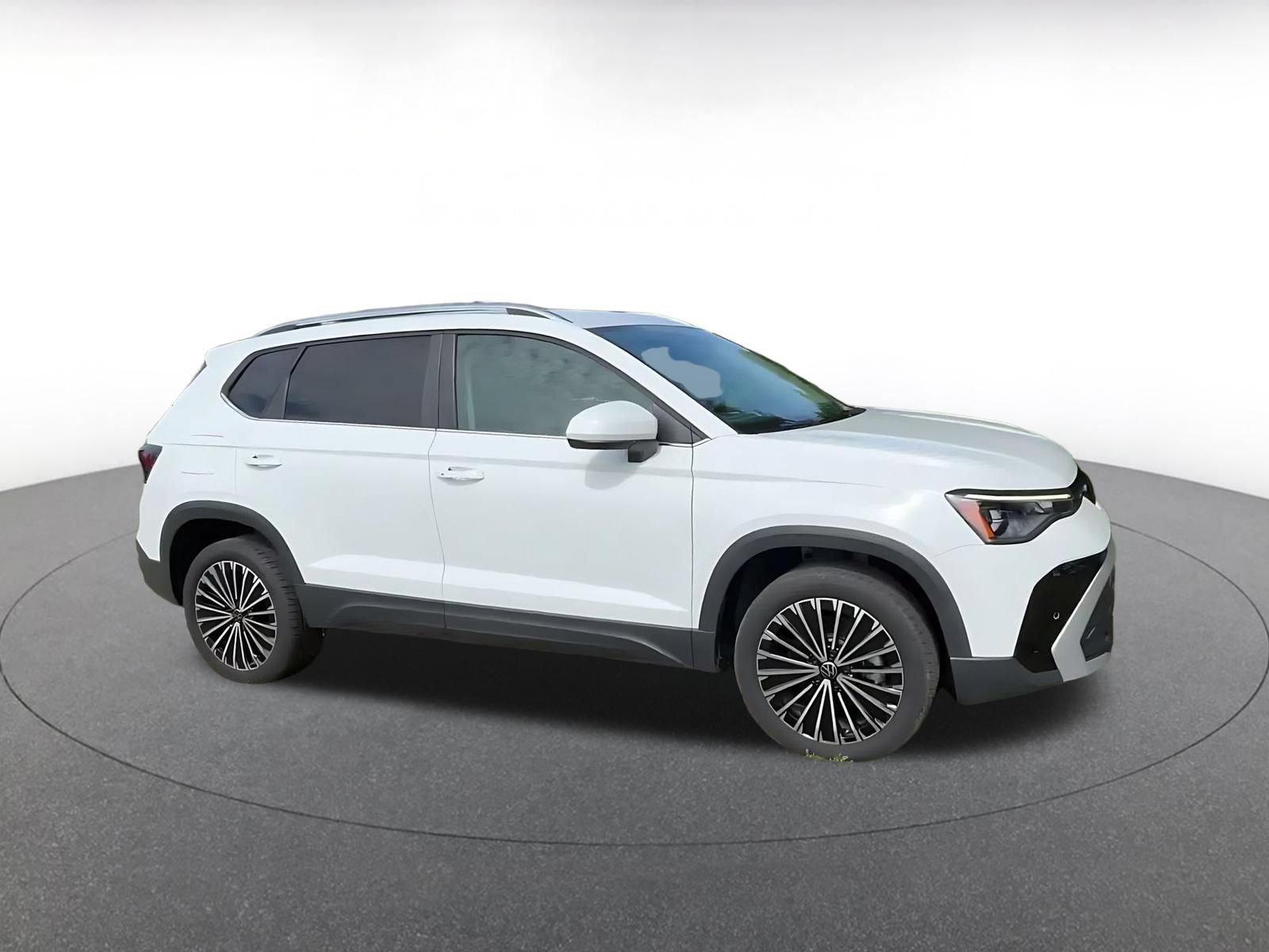 Used 2025 Volkswagen Taos SE FWD image 2