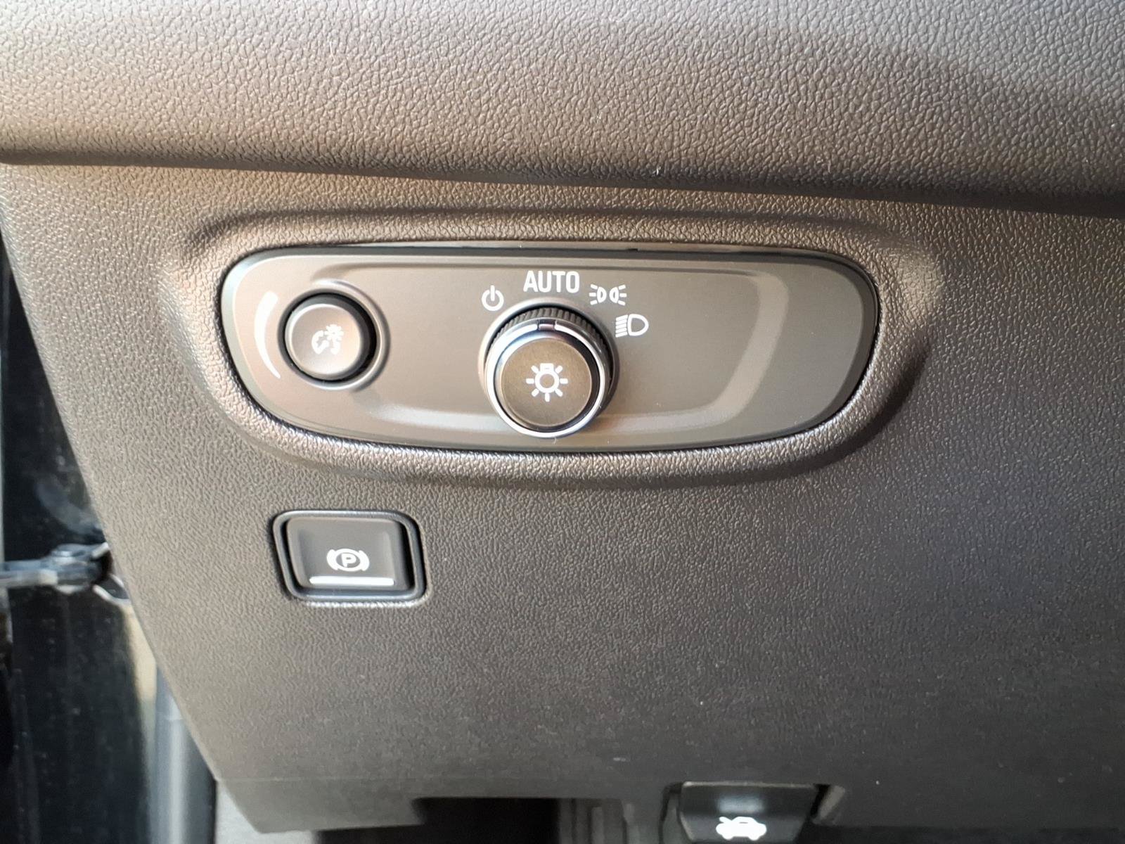 Used 2022 GMC Terrain SLE w/ Driver Convenience Package FWD image 21