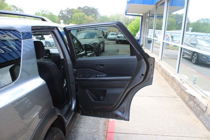 Used 2023 Nissan Pathfinder SV FWD image 17