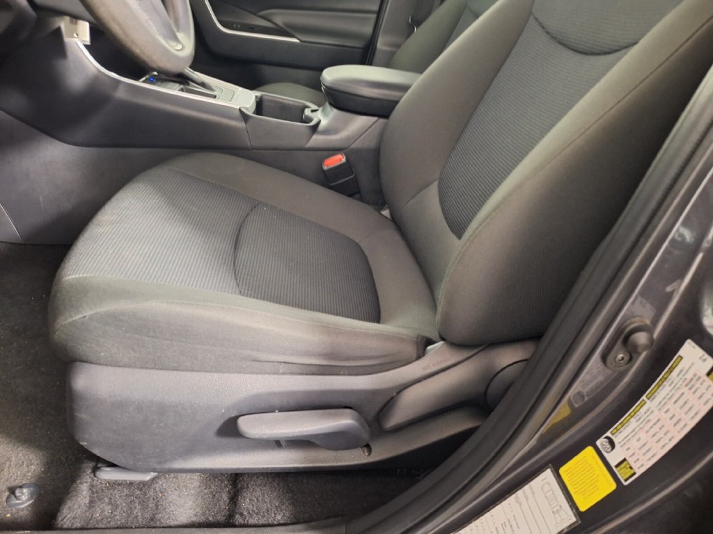 Used 2025 Toyota RAV4 LE FWD image 28