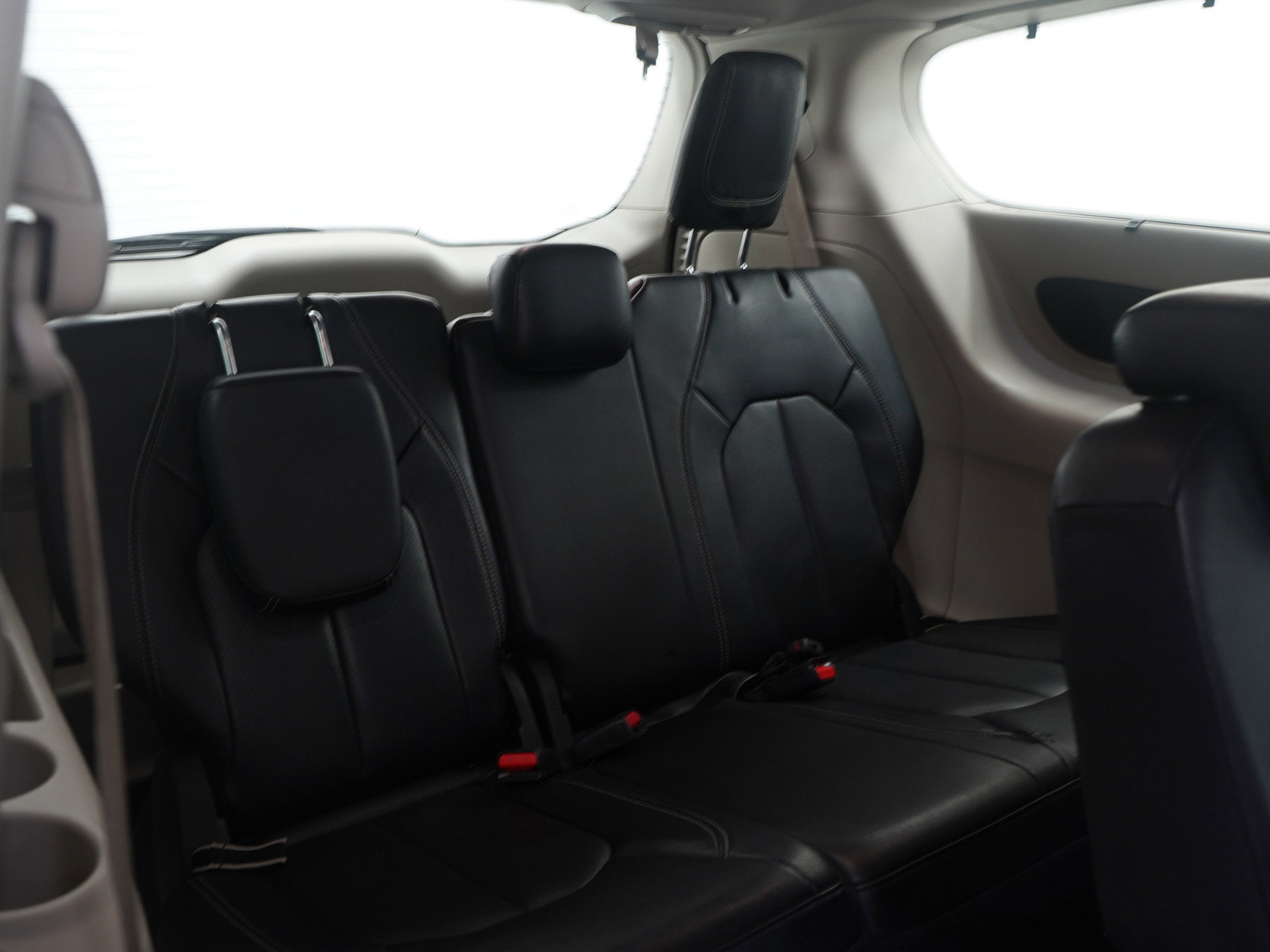 Used 2022 Chrysler Pacifica Touring-L w/ Uconnect Theater Family Group image 14