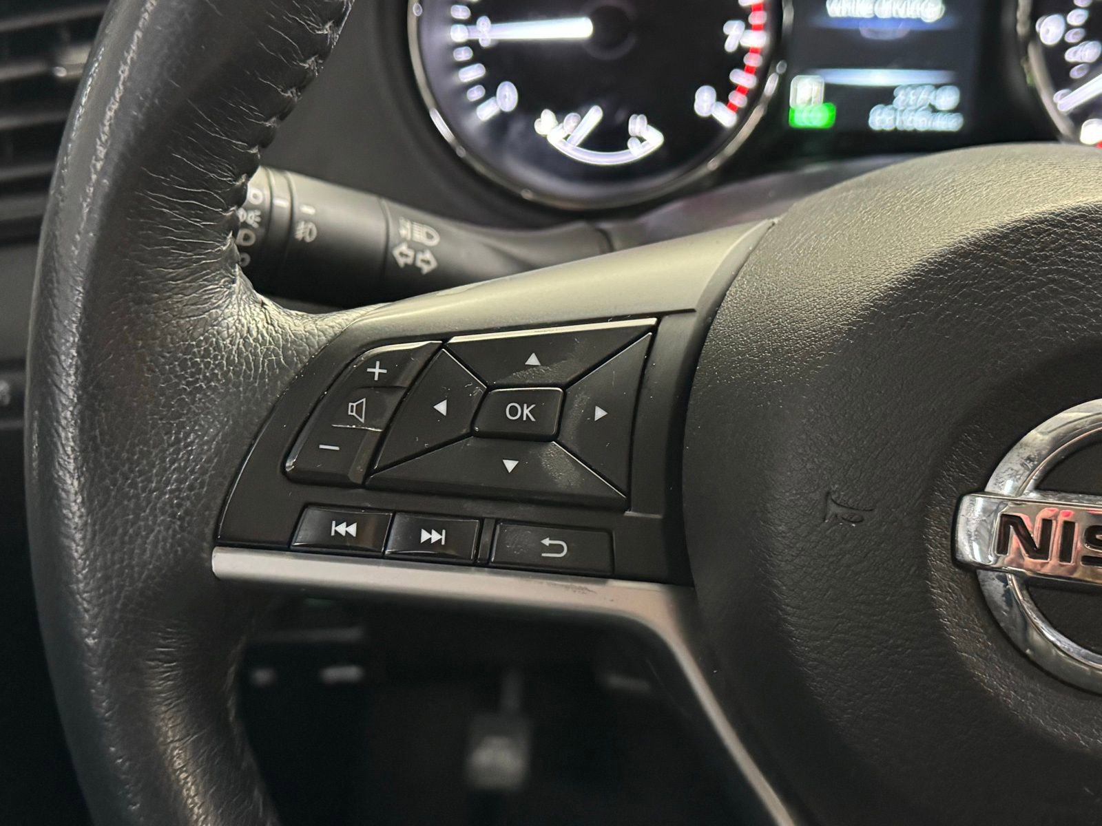 Used 2017 Nissan Rogue SL w/ SL Premium Package image 23