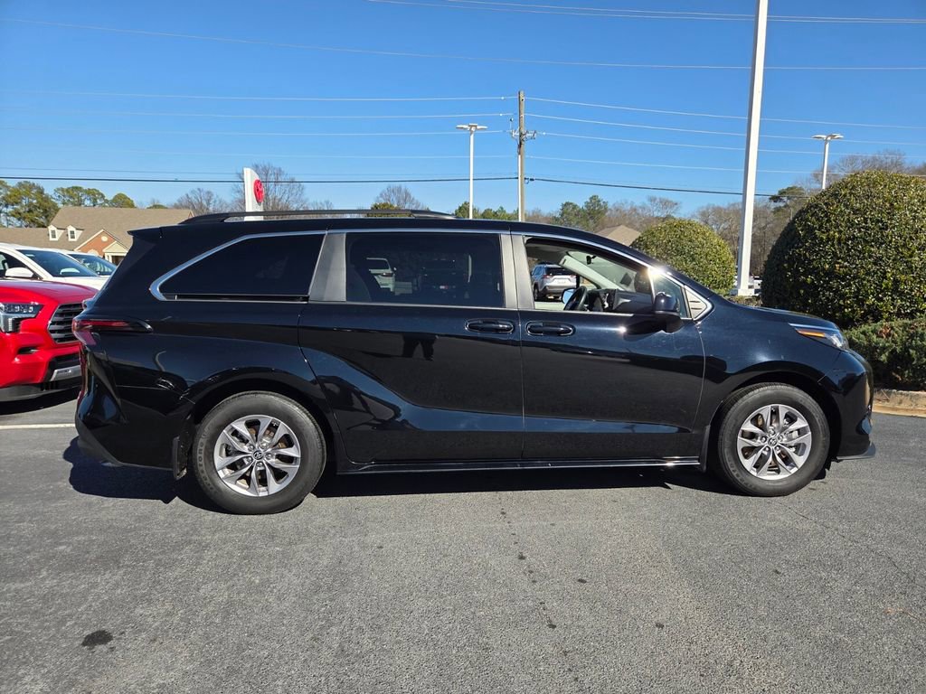 Certified 2023 Toyota Sienna LE AWD/4WD image 13