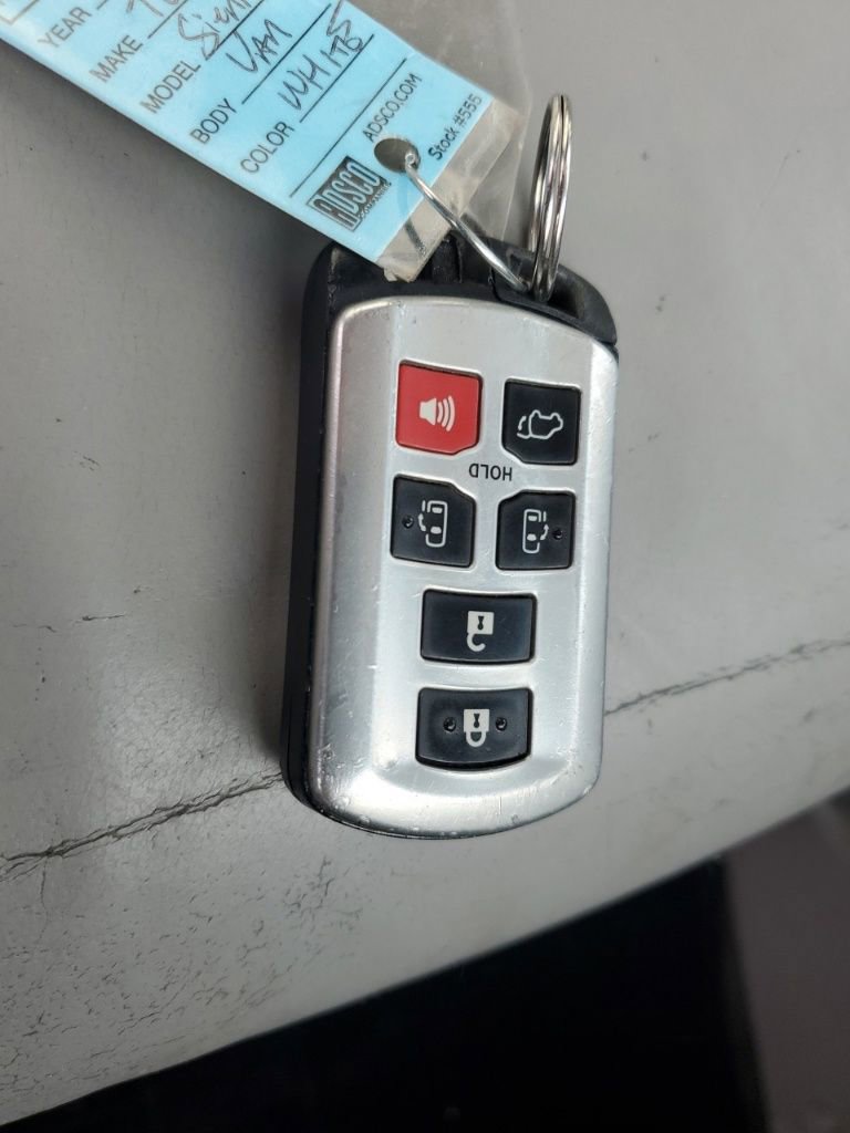 Used 2015 Toyota Sienna LE image 30