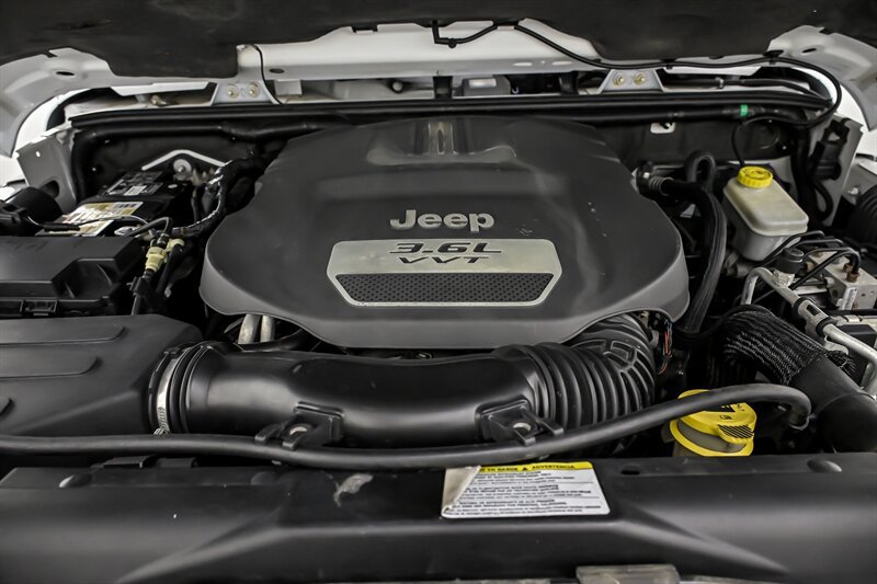 Used 2012 Jeep Wrangler Unlimited Sahara w/ Connectivity Group AWD/4WD image 12