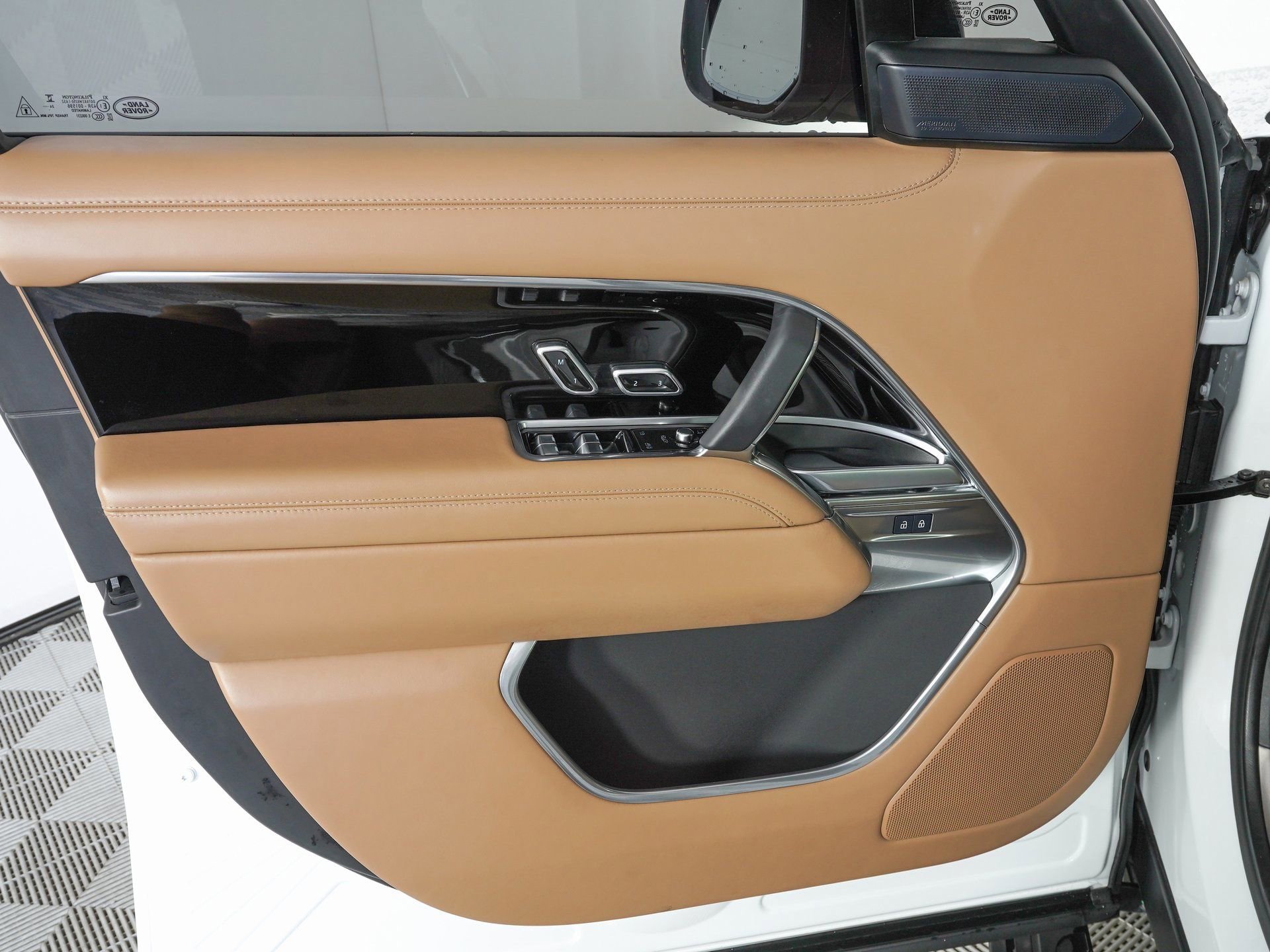 Used 2025 Land Rover Range Rover SE image 15