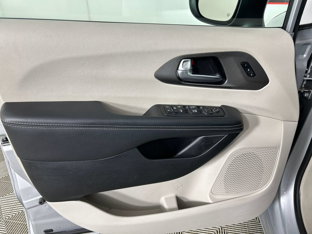 Used 2023 Chrysler Pacifica Touring-L FWD image 11