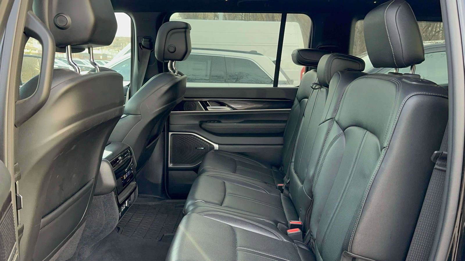 Used 2024 Jeep Wagoneer 4WD w/ Premium Group I image 10