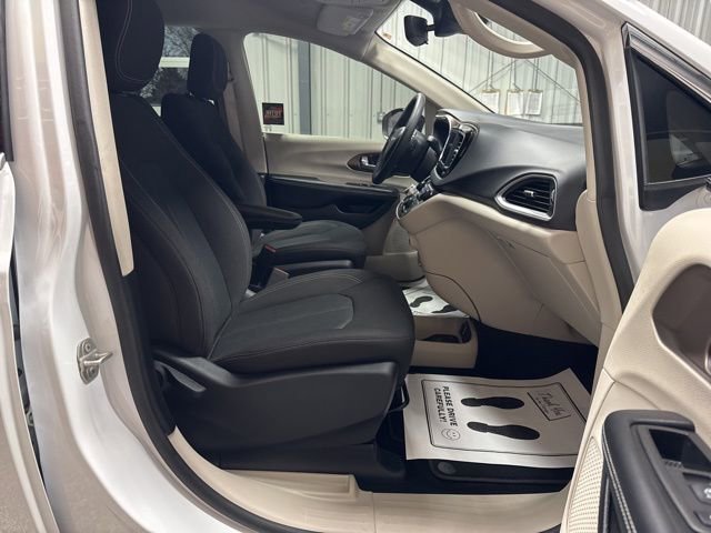 Used 2024 Chrysler Voyager LX image 25