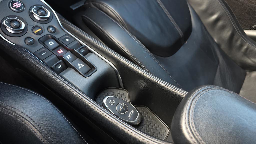 Used 2018 McLaren 570S Spider image 31