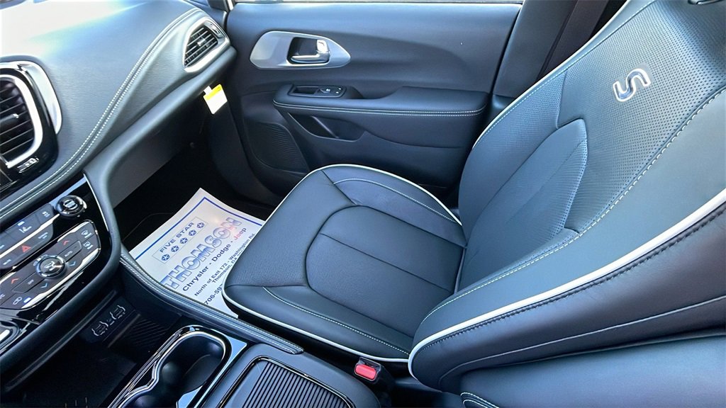 New 2025 Chrysler Pacifica Limited image 14