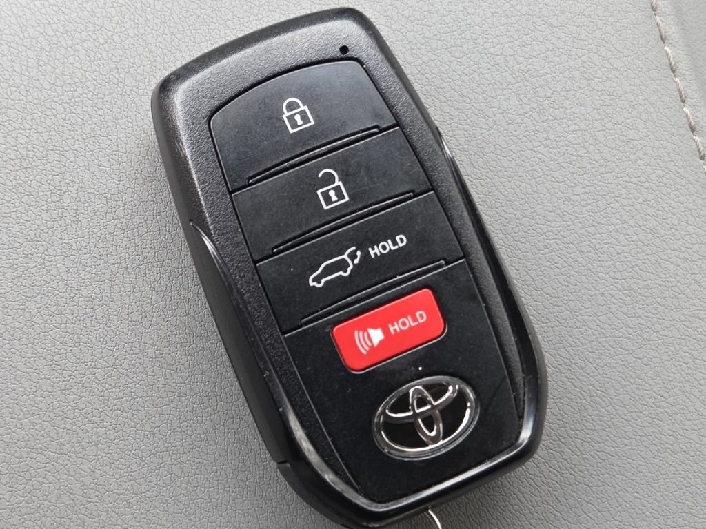 Used 2024 Toyota Venza XLE AWD/4WD image 37