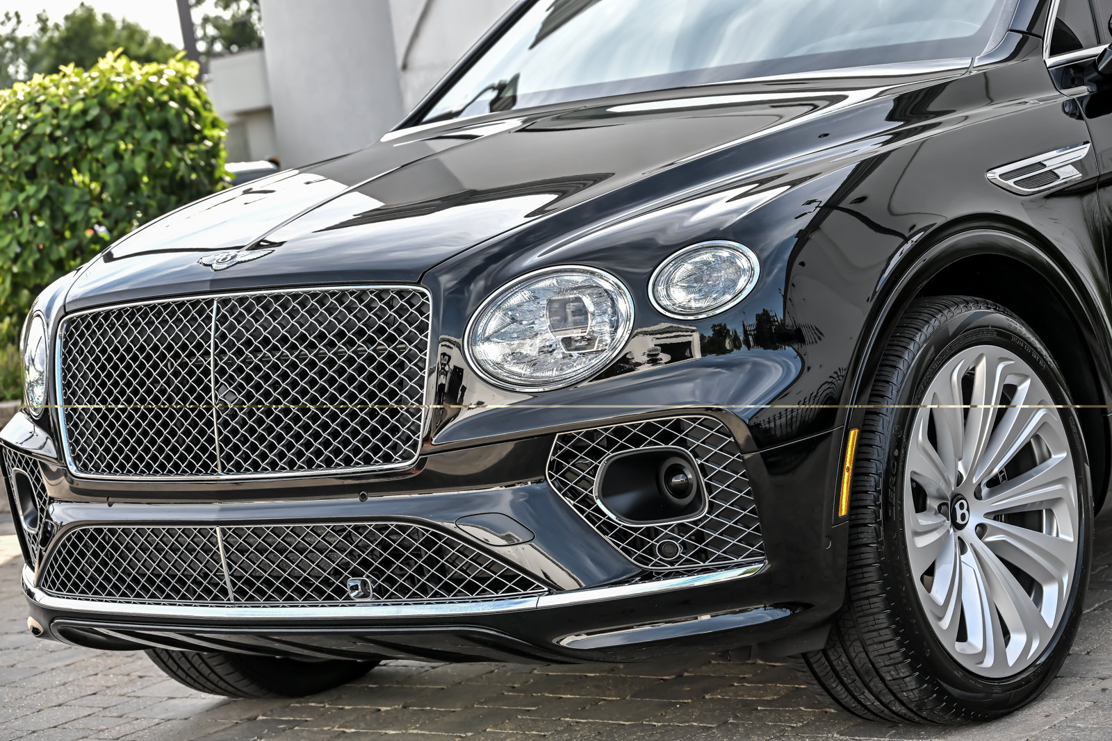 Certified 2023 Bentley Bentayga Plug-In Hybrid AWD/4WD image 6