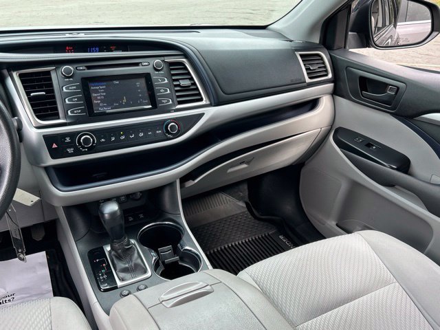 Used 2019 Toyota Highlander LE AWD/4WD image 35
