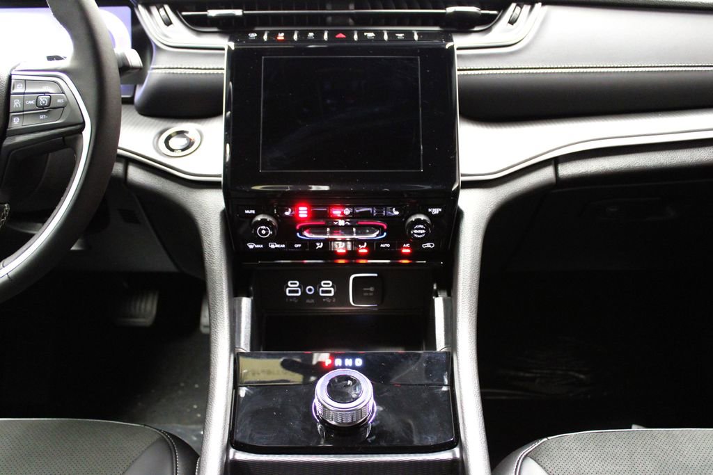 New 2025 Jeep Grand Cherokee Altitude image 13