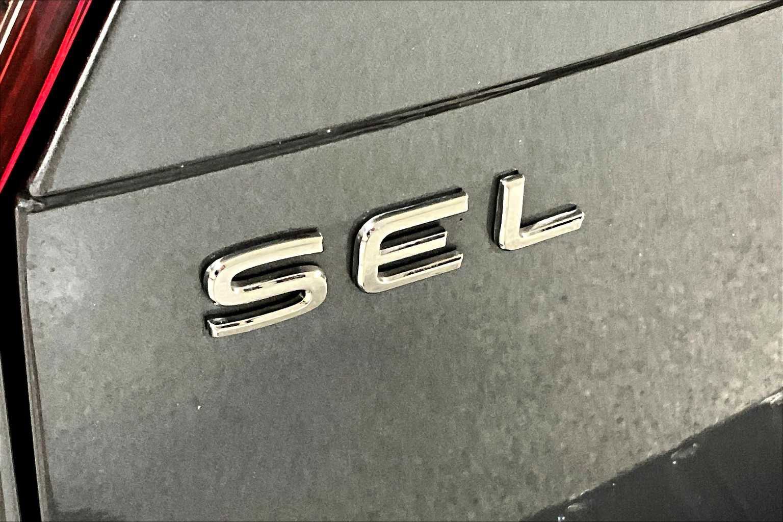 Used 2022 Volkswagen Tiguan SEL R-Line image 32