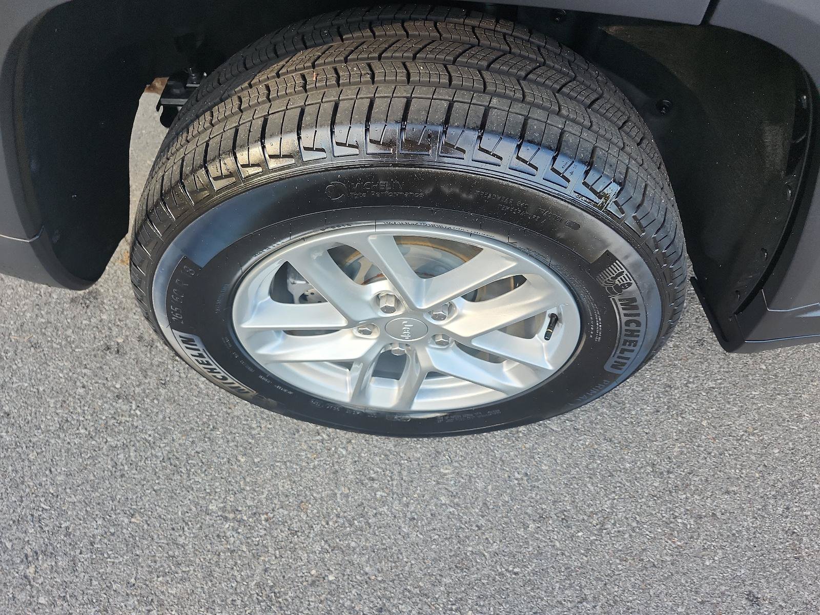 Used 2026 Jeep Grand Cherokee Laredo RWD image 4