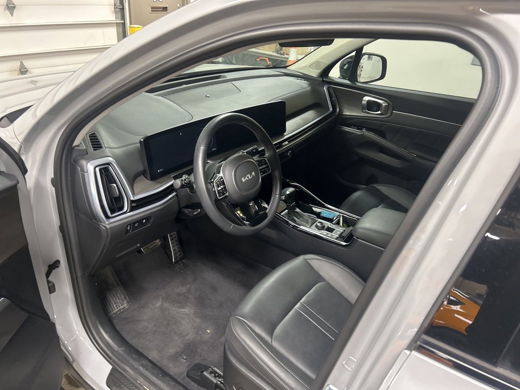Used 2025 Kia Sorento SX image 2
