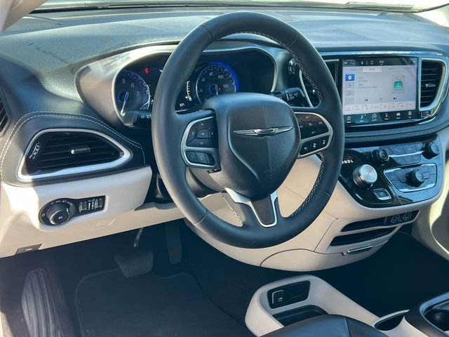 Used 2024 Chrysler Pacifica Touring-L AWD/4WD image 19