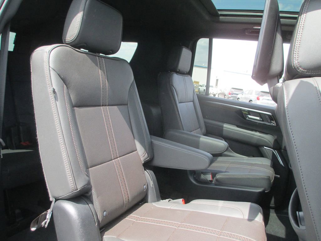 Used 2025 Chevrolet Suburban High Country AWD/4WD image 27