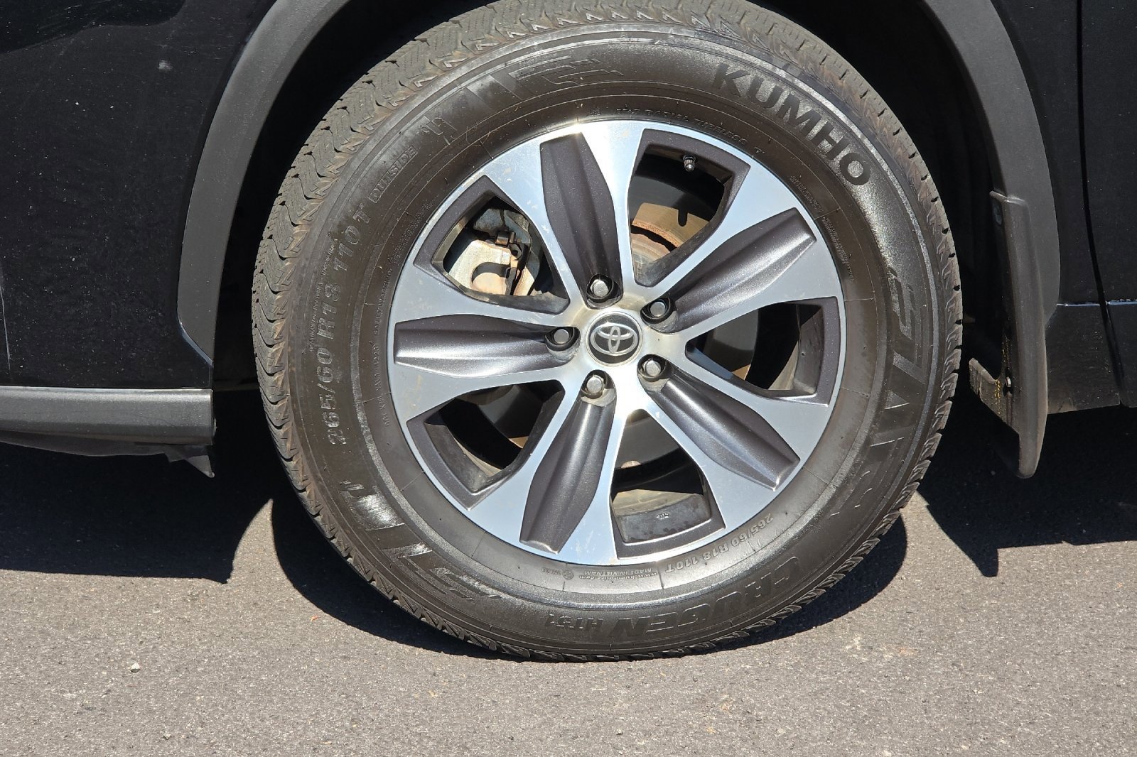 Used 2020 Toyota Highlander XLE image 29