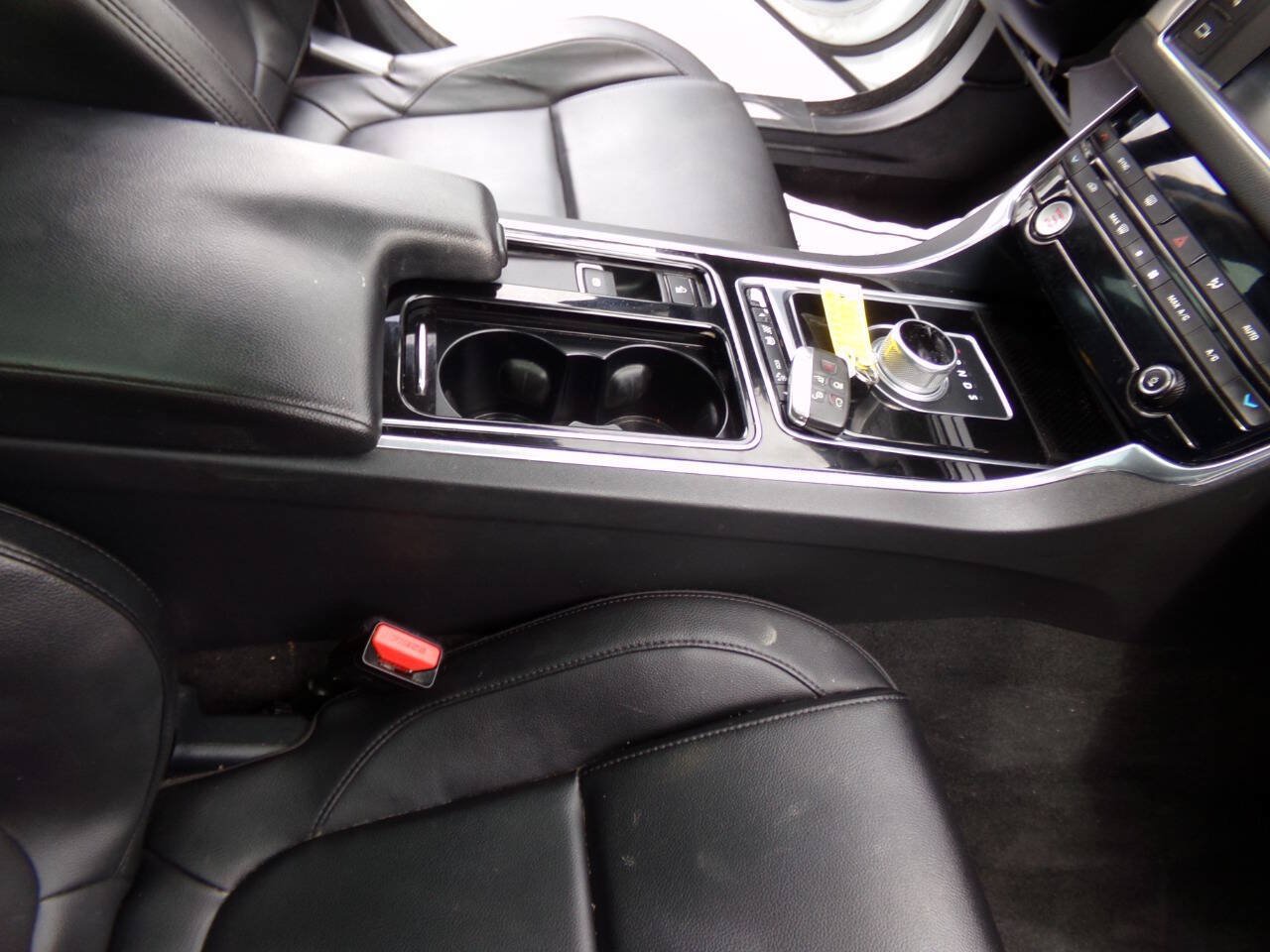 Used 2016 Jaguar XF Premium RWD image 39