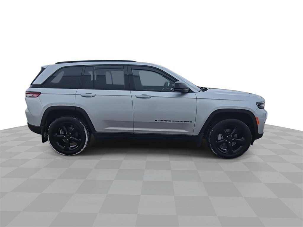 Used 2025 Jeep Grand Cherokee Limited w/ Black Appearance Package image 9