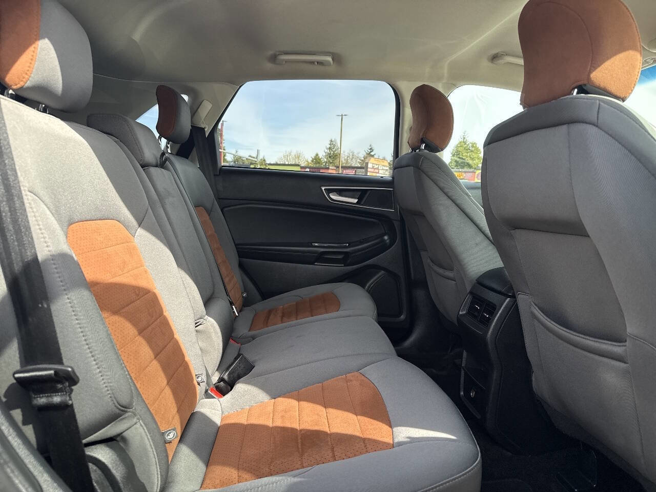 Used 2018 Ford Edge SEL w/ SEL Appearance Package image 18