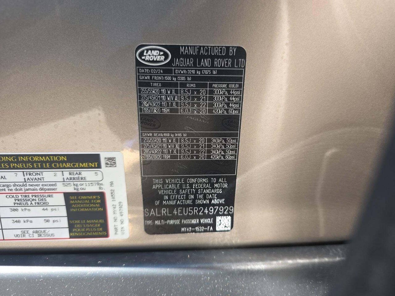 Used 2024 Land Rover Discovery Dynamic SE AWD/4WD image 39