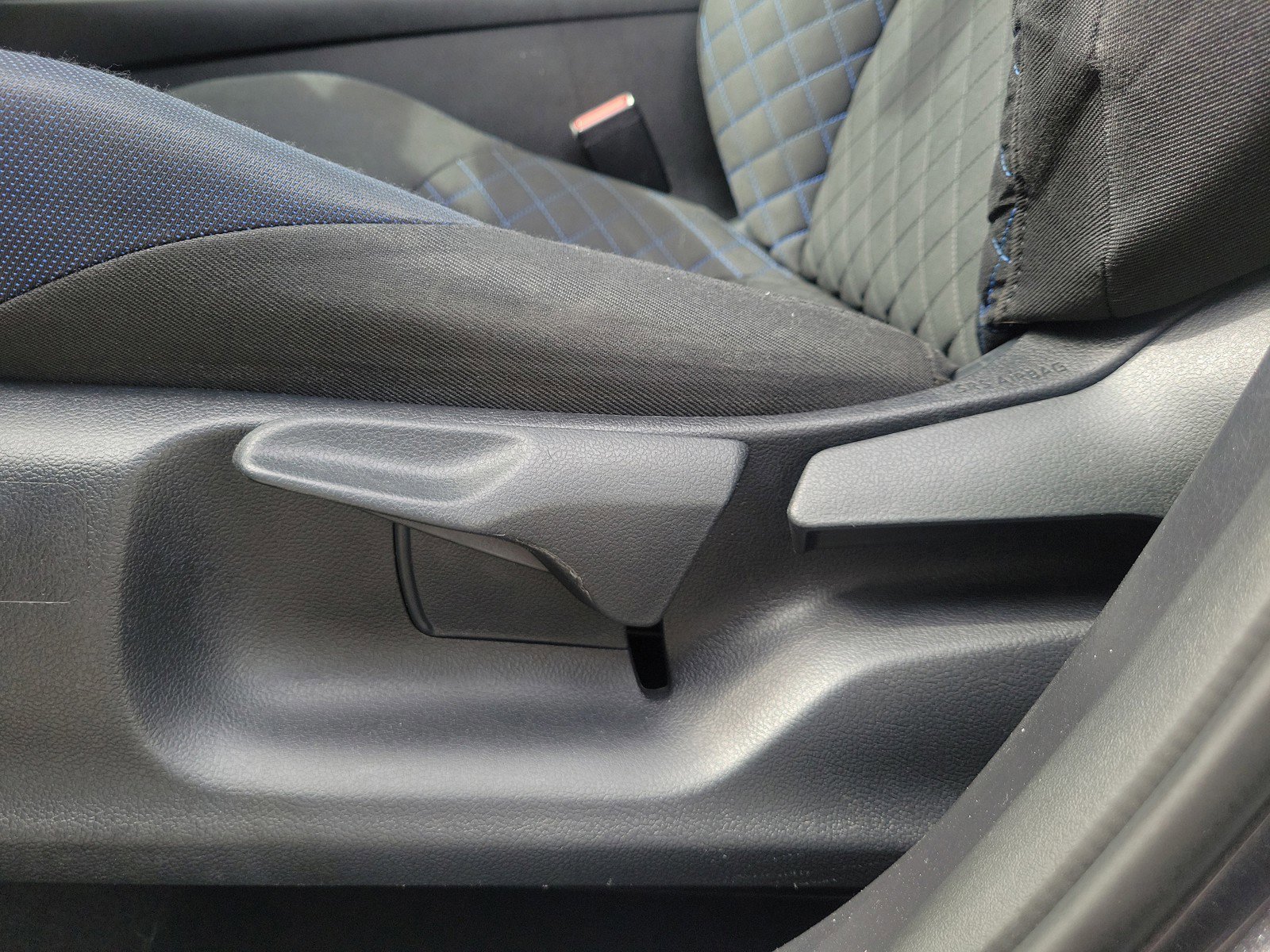 Used 2021 Toyota C-HR XLE FWD image 18